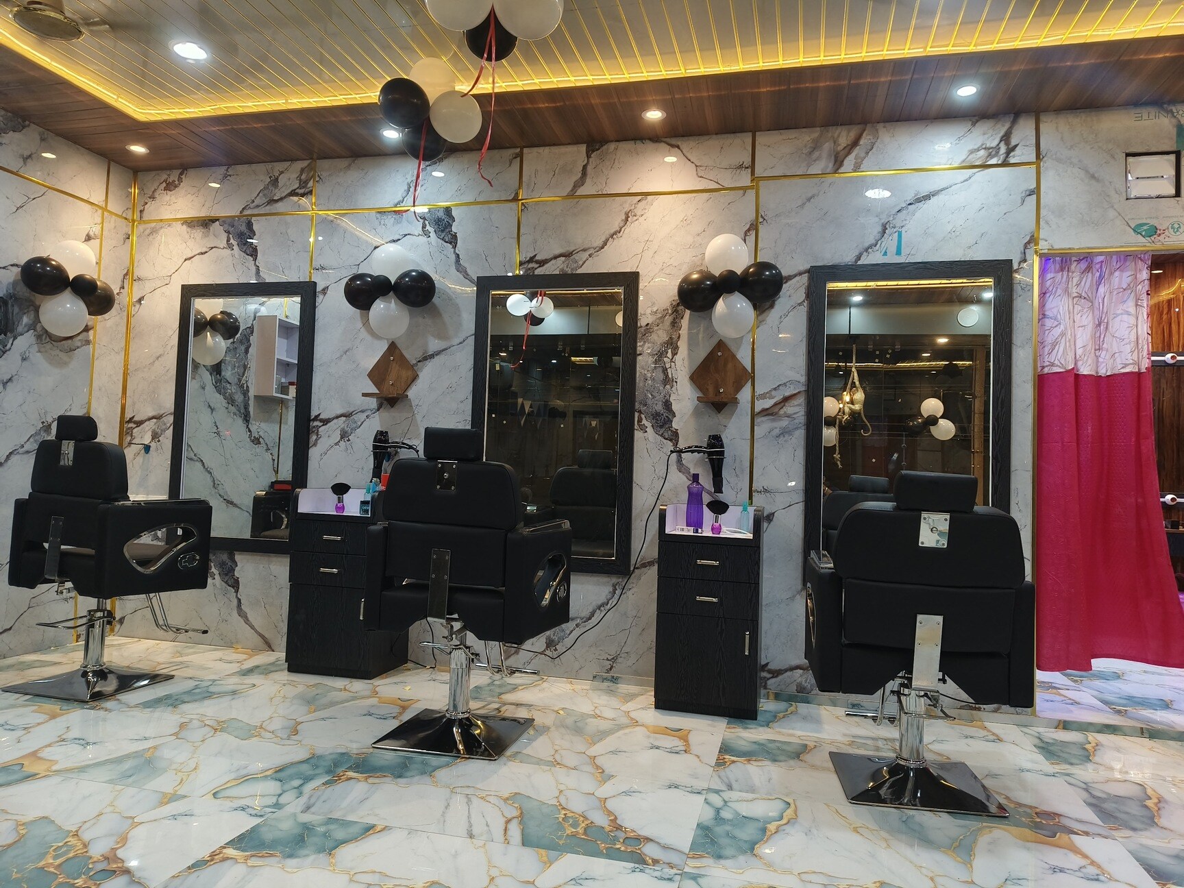 Muna's Salon interior